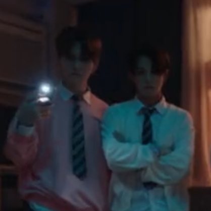 1.โยชิใส่แต่เสื้อกันหนาว
2.อาซาฮิ : เป็นไง ยังหนาวอยู่ไหม
3.อาซาฮิยืนติดโยชิมาก น่าจะสนิทกันปะแบบเพื่อนคู่หูคู่ใจอะ
ถ้าโยชิเป็นผี นั่นคืออาซาฮิกับโยชิน่าจะเป็นเพื่อนรักกันอะ แล้วซาฮิกลัวว่าคนอื่นในห้องจะรู้ว่าเพื่อนตัวเองเป็นผีละมาเอาเพื่อนไป