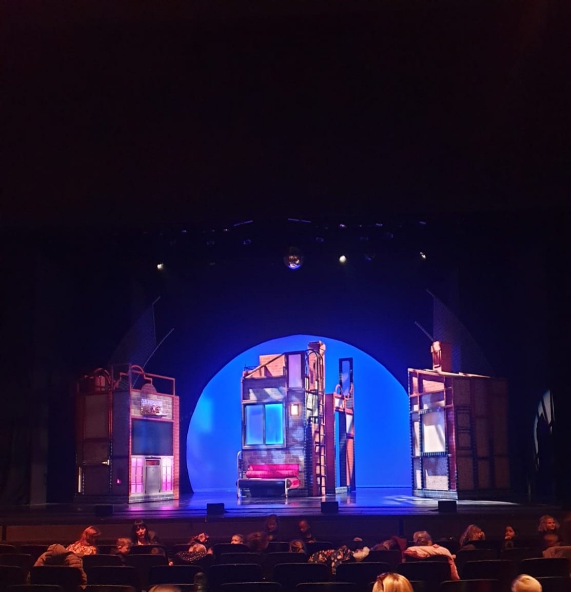 Gangsta Granny is nearly starting! Yr 5 students and staff are very excited! @LoveLeightonB <a href="/TotallyLocal_LB/">TotallyLeightonBuzzard</a> @AndrewSelous <a href="/CLT_CNaV/">CLT Community News & Vacancies</a> <a href="/ChilternLT/">Chiltern Learning Trust - Bedfordshire</a> <a href="/LorraineHughe20/">Lorraine Hughes FCCT</a> <a href="/cotton_nadine/">Nadine Cotton FCCT</a> <a href="/SouthcottLower/">Southcott Lower School</a> <a href="/LinsladeLower/">LinsladeLower</a> <a href="/TheMaryBassett1/">The Mary Bassett Lower School</a> <a href="/mjpGibbs/">Mark Gibbs</a>