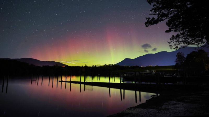 I'm in awe of this brilliant photo that I've just seen on <a href="/BBCNews/">BBC News (UK)</a>. Would love it over my mantelpiece! #NorthernLights #Cumbria #AuroraBorealis #LakeDistrict