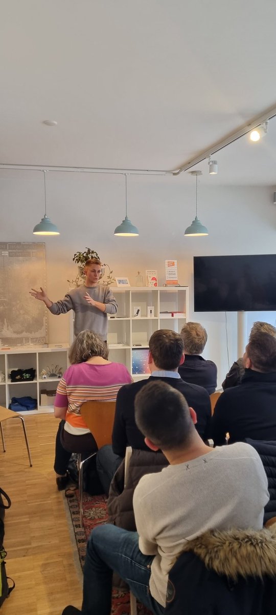 rinoborini's tweet photo. Grande Finale #HWZdigitalfinance 🔥🙌🏼 @julian_liniger, Gründer @Relai_ch, zeigte eindrücklich wie man ein Startup aufbaut und skaliert, Stichwort #10x. Und mit Tamara, Sebi von 16 Clicks Digital und dem Künstler Jonas gibts #NFT hands-on, live ein #NFT minten 🚀 https://t.co/bdzK7qKTtT