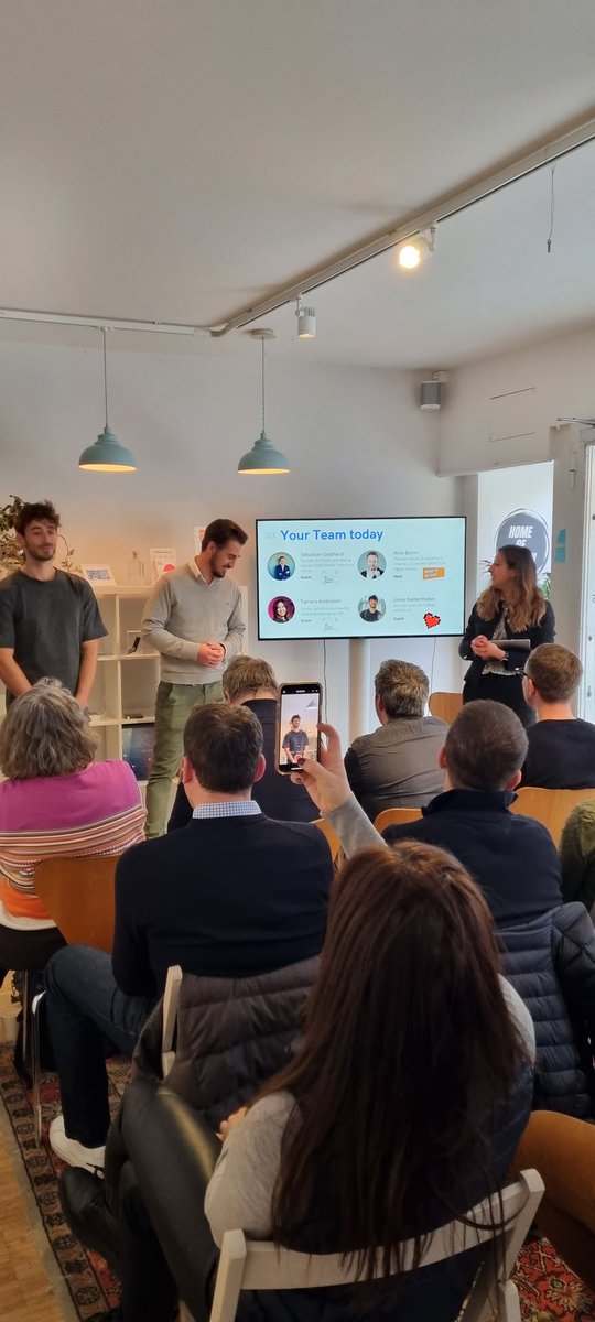 Grande Finale #HWZdigitalfinance 🔥🙌🏼 <a href="/julian_liniger/">Julian Liniger</a>, Gründer <a href="/Relai_ch/">Relai 🇨🇭</a>, zeigte eindrücklich wie man ein Startup aufbaut und skaliert, Stichwort #10x. Und mit Tamara, Sebi von 16 Clicks Digital und dem Künstler Jonas gibts #NFT hands-on, live ein #NFT minten 🚀