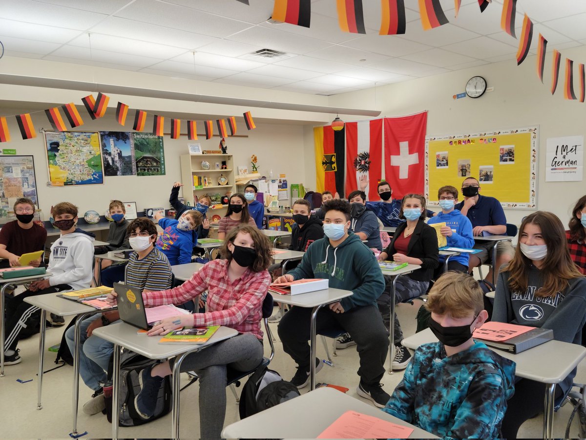 ems_ev's tweet photo. So proud that "Europa macht Schule" was part of #MeetAGerman - wir waren diesmal bei Meet a German dabei und haben Deutschland ins Klassenzimmer der Hampton Middle School in Pennsylvania gebracht🙏🥳 We had a great time! Danke @fulbright_de @AATGOnline @wunderbar2gethr @rbrtgsk https://t.co/9P1x2cyeMm