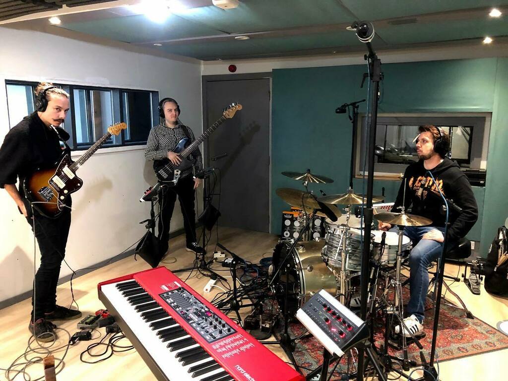 Looking back at the recording of The Citizen. This is the first day, getting warmed up @aaronpantsonfire <a href="/leoncavemusic/">leon cave</a> instagr.am/p/CV5VhK0stvV/