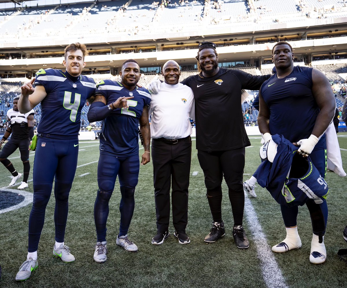 UT_Bianco's tweet photo. This is an awesome group worth celebrating on a #LonghornFriday🤘🏻

NFL Longhorns @mdcksn, @qdiggs6, Malcom Brown, @PoonaF_95 with @CoachStrong_ in Seattle last Sunday👏🏻👏🏻 https://t.co/otieaTRYBR