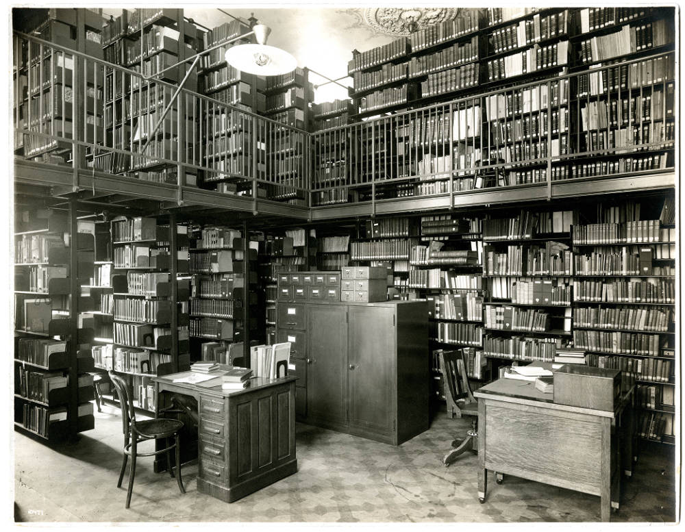state_library's tweet photo. We're loving this picture of the Indiana State Library in 1912, when we were still located in the Indiana Statehouse.  So. many. books.

@INSthouseEdCntr #ArchivesHashtagParty #ArchivesBookLove https://t.co/5MoK5h994U