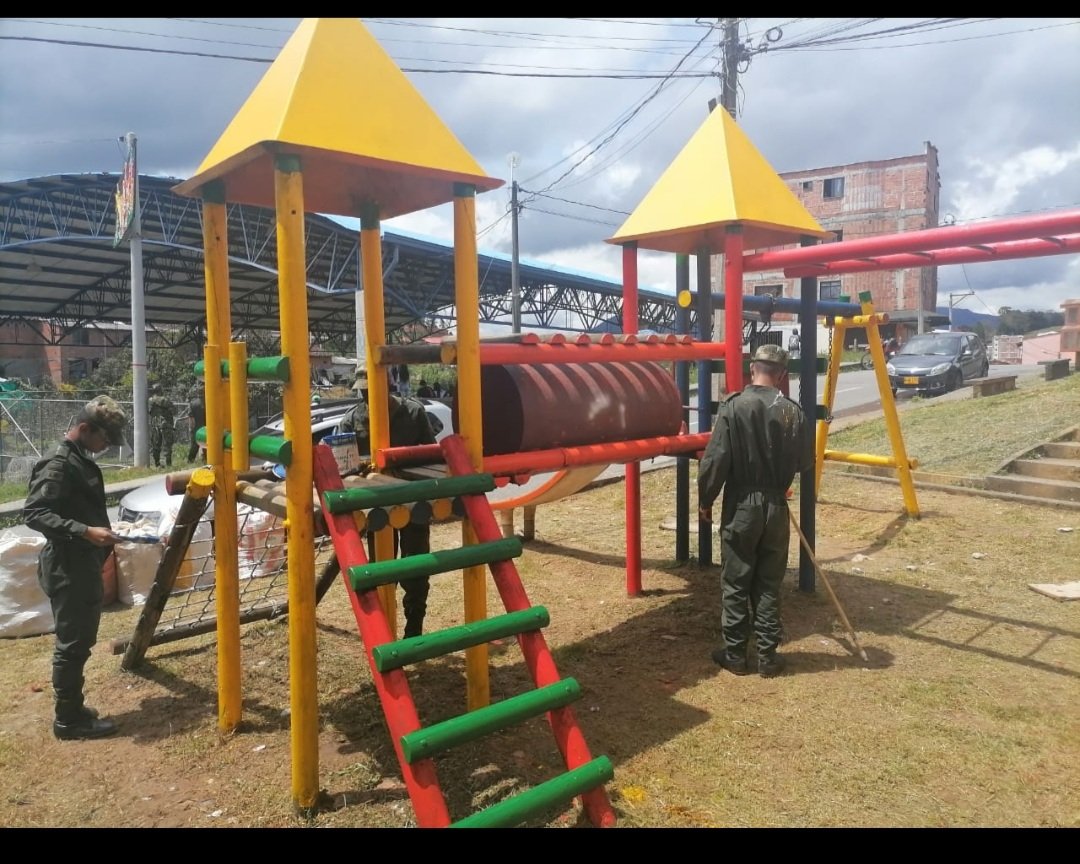 Biosp04's tweet photo. Nuestros soldados del Batallón Ospina contribuyen con la organización de parques infantiles para los niños del municipio de Don Matías. #PatriaHonorLealtad trabajamos por Antioquia 💛💙♥️💚 https://t.co/AjIzD01nVT