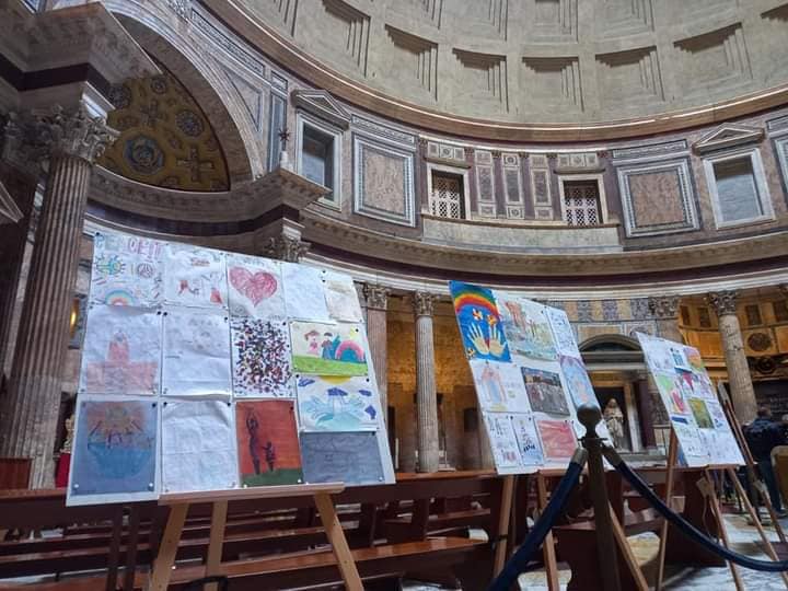 cappelletto_it's tweet photo. CAPPELLETTO meets #colorsforpeace 🎨and the masterpieces of Art inside the #Pantheon, seat of immense prestige in the heart of #romeitaly . CAPPELLETTO #easels is proudly part of the international association colorsforpeace that promotes children's drawings on the theme of #peace https://t.co/VGFf80y50Z