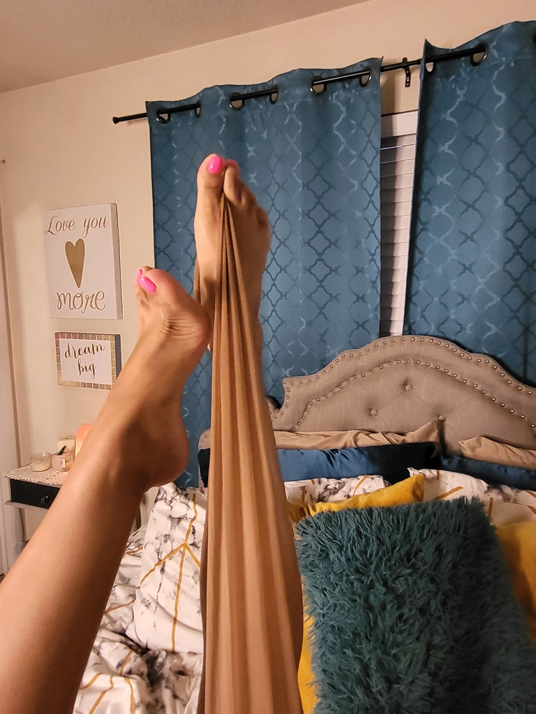 Lasvegasfootfe1's tweet photo. The nylons coming off baby
Model- Gabby
#lasvegasfootfetish #footfetish #domination #feish #worship #toes #soles https://t.co/A2ndSGYYI6
