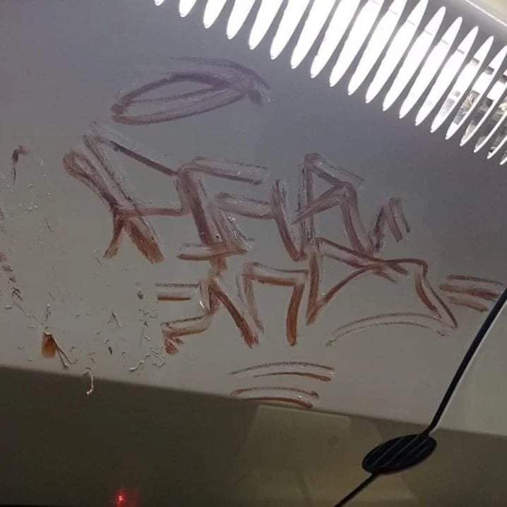 DenunciasAntio2's tweet photo. Se acuerdan de este caso 

Este es el pato q estaba rayando el tranvía vive en la comuna 9  por causes  es grafitero.

Me ayudan denunciado a esta persona que estaba rayando  el tranvia, el día de hoy 03 de Noviembre a las 8:09 pm @metrodemedellin @PoliciaMedellin @seguridadmed https://t.co/34Z6XnMG6m