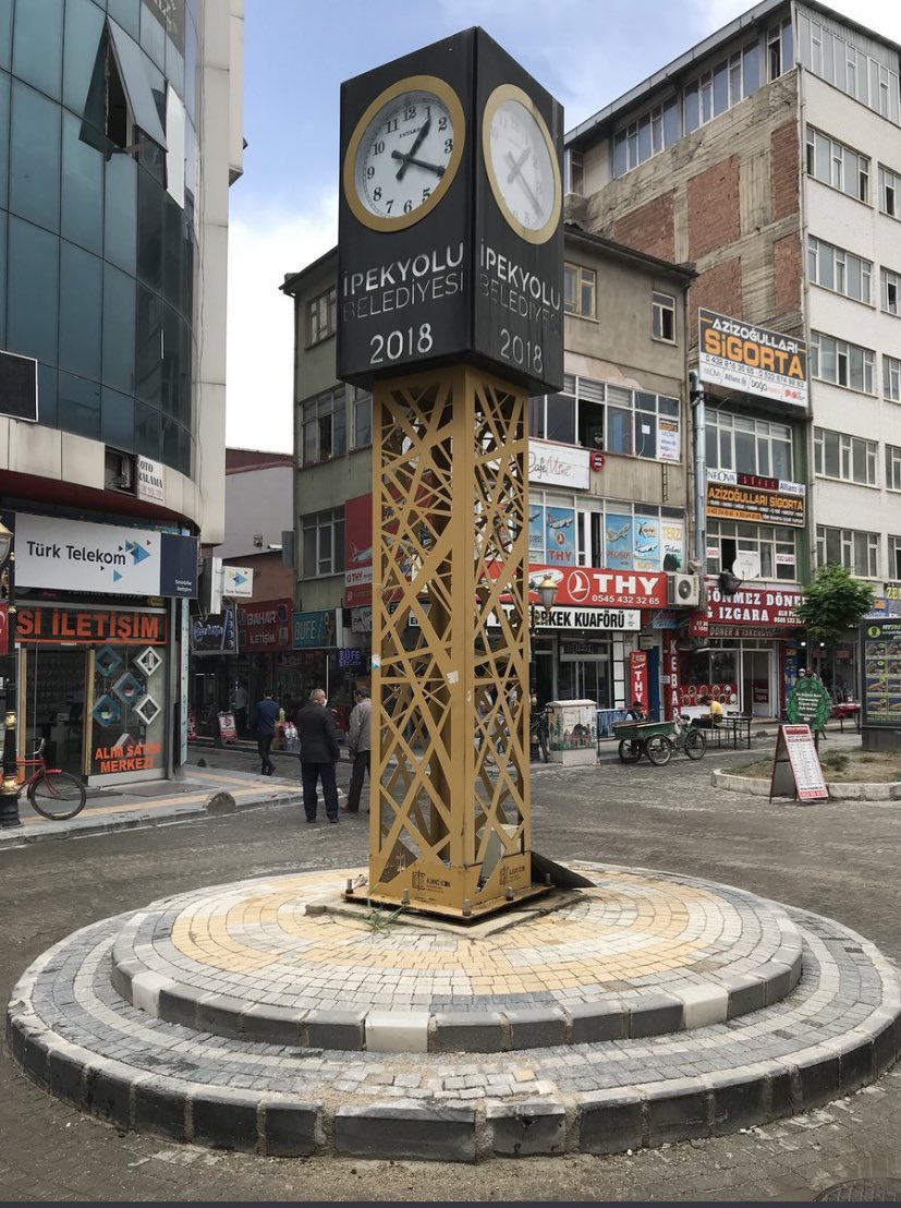 Feridun_IRAK's tweet image. Halkın parasıyla bu ucube şeyleri yaptıran şehrin en güzel yerine koyarak oraları kirletenler ve de bütün bunlara sessiz kalanların içinde bulunduğu Van Kent Estetik Kurulu toplanmış!
Estetik bu mu?
Belediyecilik bu mu?
Bu yaptığınız halkın aklıyla alay etmektir.
#Kaldırın