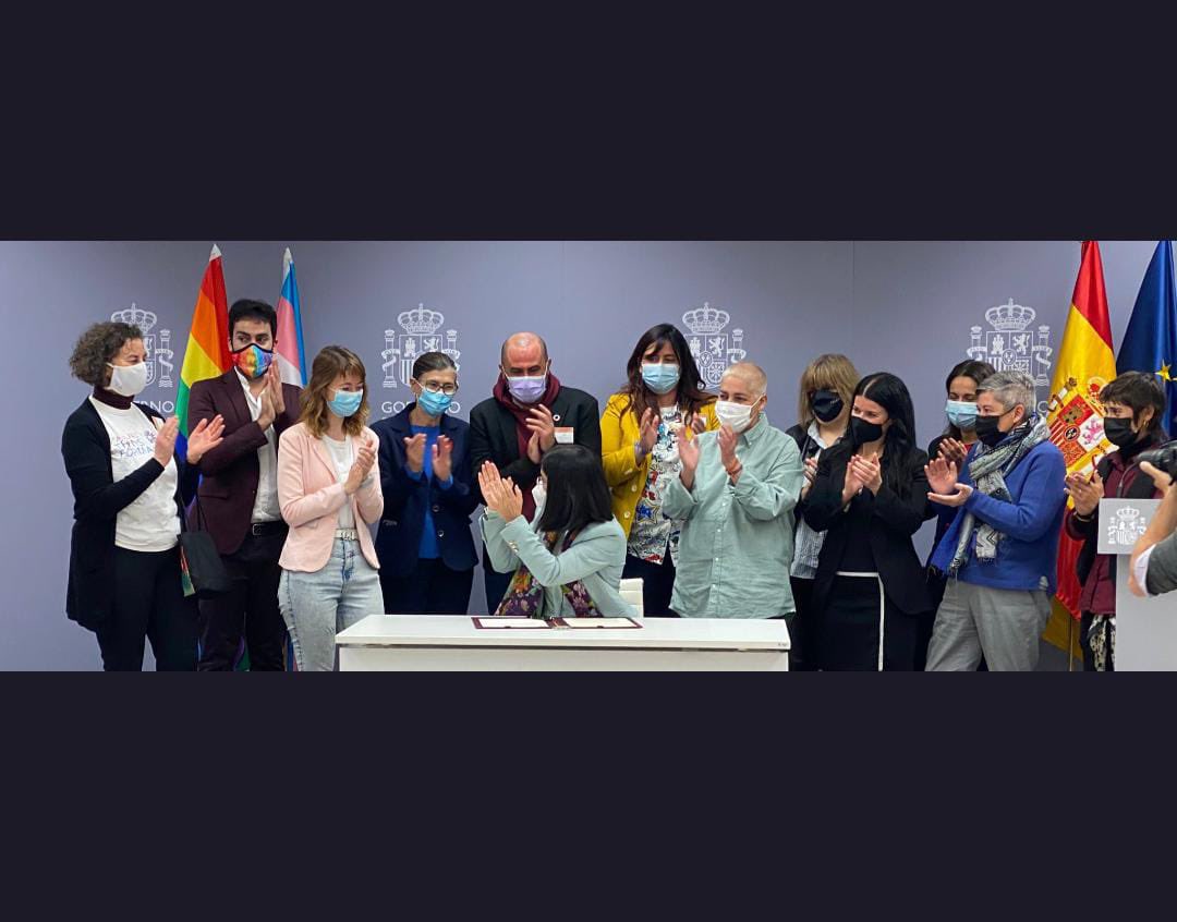 Santi Rivero 🏳️🌈🌹🏳️⚧️ (@santi__rivero) on Twitter photo 👏🏻Una foto histórica para los derechos de las personas #LGTBI.
🏳️🌈Mientras en Madrid están en cuestión nuestros derechos, el gobierno de España recupera el derecho a la reproducción asistida para mujeres lesbianas, bisexuales y personas trans.
Gracias <a href="/CarolinaDarias/">Carolina Darias</a> 👏🏻Una foto histórica para los derechos de las personas #LGTBI.
🏳️🌈Mientras en Madrid están en cuestión nuestros derechos, el gobierno de España recupera el derecho a la reproducción asistida para mujeres lesbianas, bisexuales y personas trans.
Gracias <a href="/CarolinaDarias/">Carolina Darias</a>