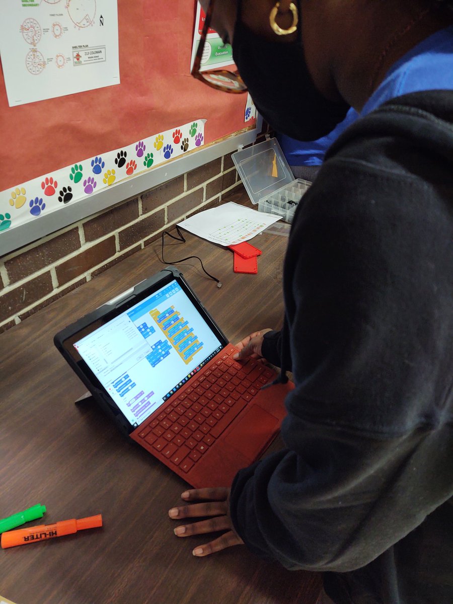 hadleypltw's tweet image. Here we go! Hadley Robotics team getting ready to compete in the first VEC robotics competition of the school year. Everyone is focused, overcoming obstacles, stressed and working as a team! #HadleyRocks #VEXRobotics #WPSIgnitelearning