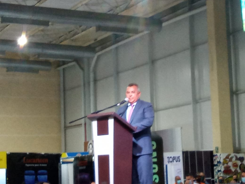 mintransporteve's tweet photo. 🎙️"Esta feria tiene como finalidad transformar el país en un centro de conexión de pasajeros. Aquí tenemos más de 15 mil metros cuadrados con más de 400 stands y 800 expositores". #LoDijo: #VSOPS @NestorLReverol durante acto de apertura de la #ExpoTecnologíaAeronáutica2021 https://t.co/NqSZ7GRk6U