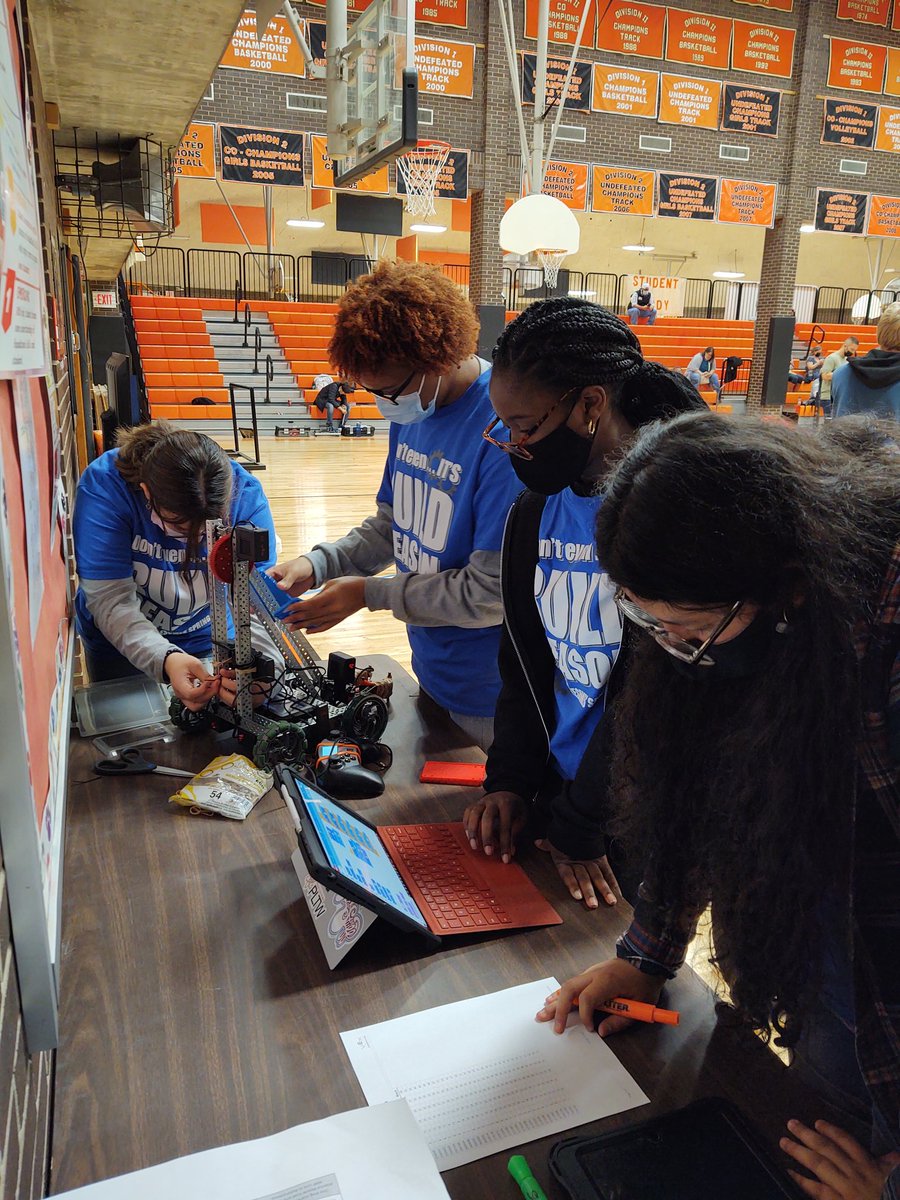 hadleypltw's tweet image. Here we go! Hadley Robotics team getting ready to compete in the first VEC robotics competition of the school year. Everyone is focused, overcoming obstacles, stressed and working as a team! #HadleyRocks #VEXRobotics #WPSIgnitelearning