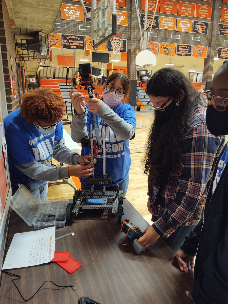hadleypltw's tweet image. Here we go! Hadley Robotics team getting ready to compete in the first VEC robotics competition of the school year. Everyone is focused, overcoming obstacles, stressed and working as a team! #HadleyRocks #VEXRobotics #WPSIgnitelearning