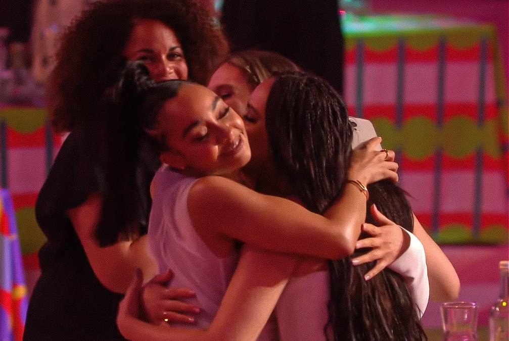 leighvjmin's tweet photo. 'Cause love will never leave us, nothing comes between us ♡ https://t.co/6sgXGOfkvn