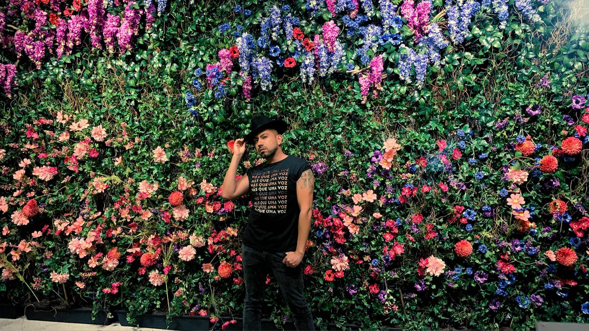 JoshNavarroTV's tweet photo. #FASHIONFRIDAY Florals? For Fall? Ground breaking. 🌸 🌺💐#Floratorium #Rosemarysquare #ThePalmBeaches #fashionblogger #fashion #Pose #SouthFlorida https://t.co/LLtp6OYF8a