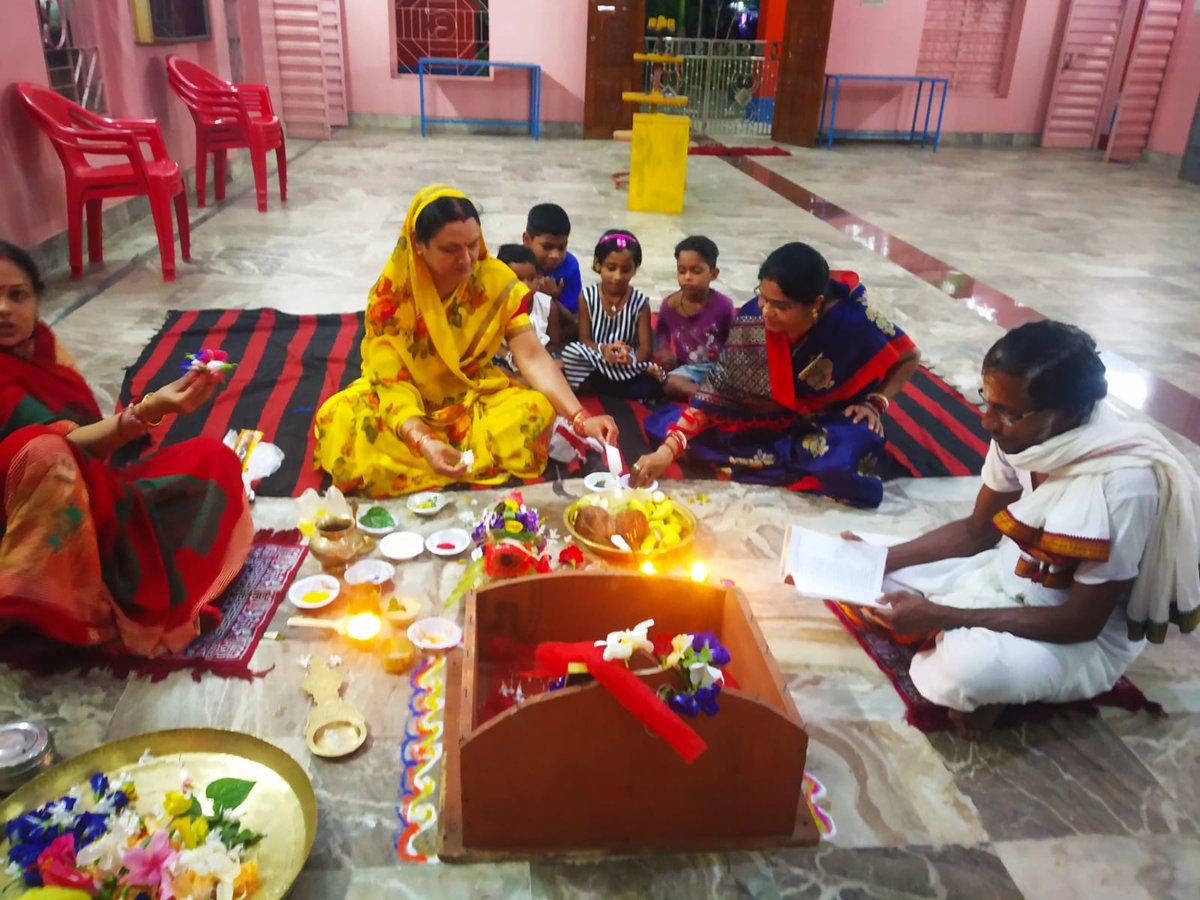 sathyasaiodisha's tweet photo. Loving Sairam..
With the Blessings of Sri Sathya Sai Baba, Bandhabahal Samithi of Jharsuguda District observed Sodashaupachar Puja on the occasion Sai Avatar Declaration Day on 20th October 2021.
#Avatardeclarationday
#Jharsuguda
-Media Team https://t.co/jtxZuzkwE6