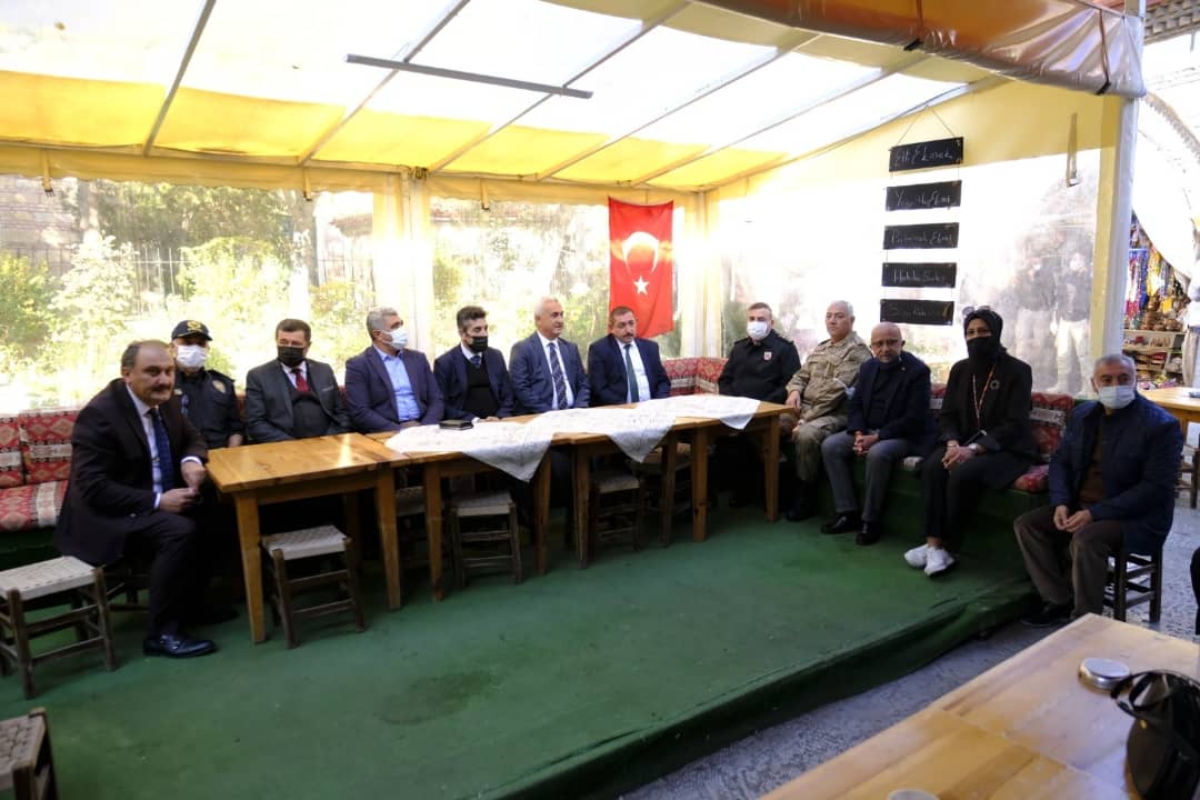 GVidinlioglu's tweet photo. Valimiz Sayın Avni Çakır ve il protokol üyelerimizle birlikte, Münire Medresesi esnafını ziyaret ettik. Ziyarette bölge esnafımızla, ilimiz turizmi açısından son derece kıymetli olan yerleşkemizin geliştirilmesi için istişare ederek varsa sorunlarını ve taleplerini dinledik. https://t.co/rQF27zztiy