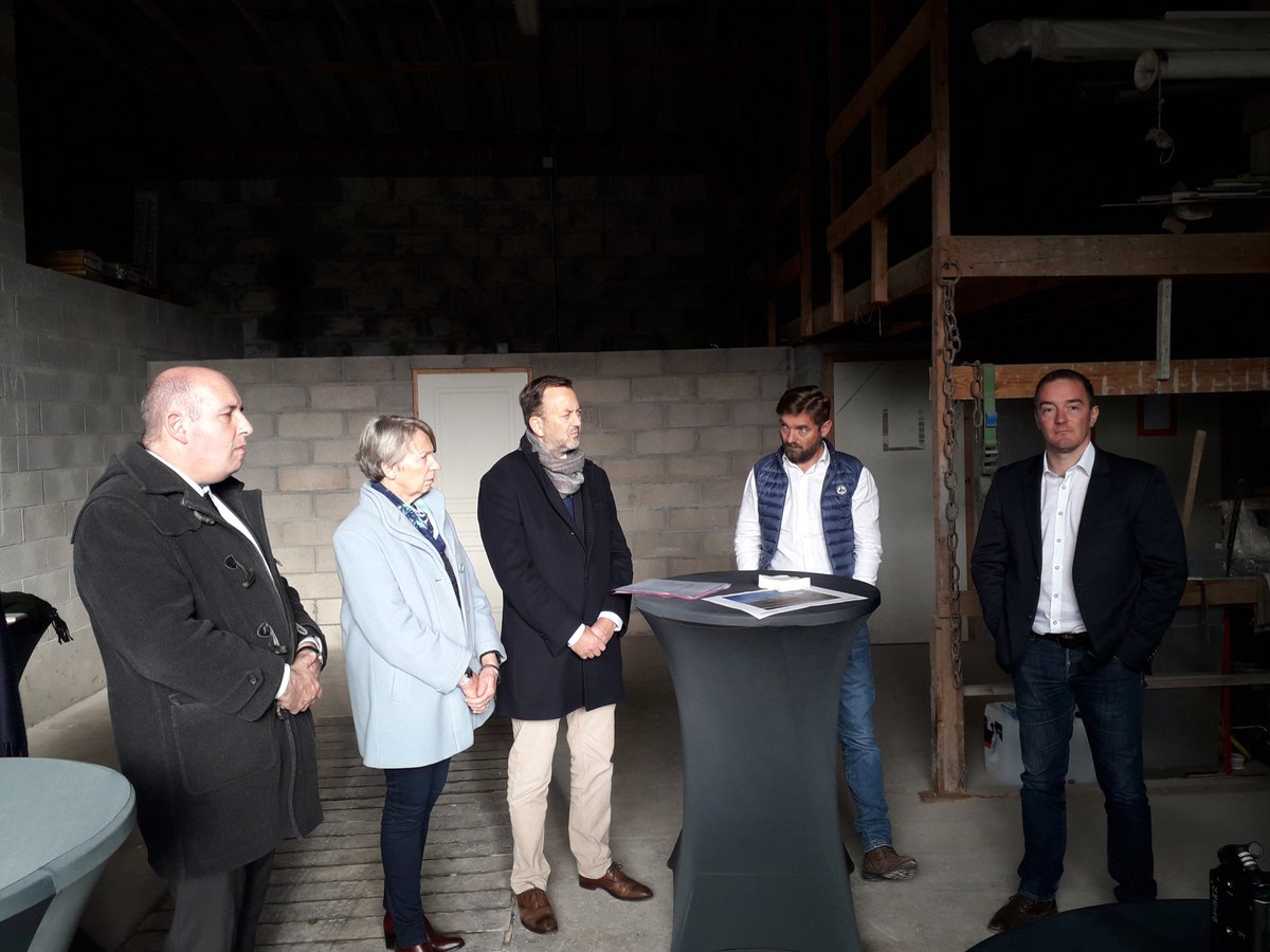 Prefet62's tweet photo. Guillaume Thirard, sous-préfet de l'arrondissement de #SaintOmer, a visité, aux côtés de @fdecoster, l'entreprise Pierru située à #Eperlecques pour évoquer les difficultés de recrutement dans le secteur du bâtiment. https://t.co/FD0Sfvodpl