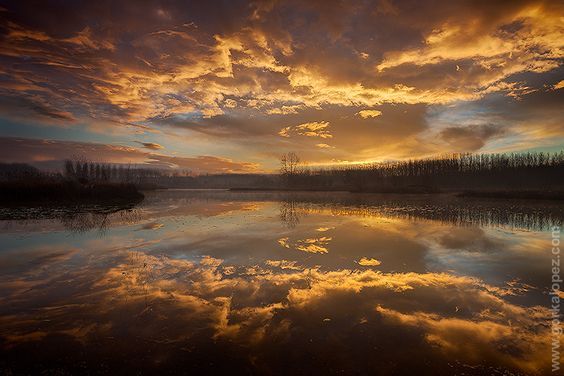 tripplannermama's tweet photo. Parallel realities by Gorka Lopez #sunset #photography #ladnscape https://t.co/I6z7dYFqwm