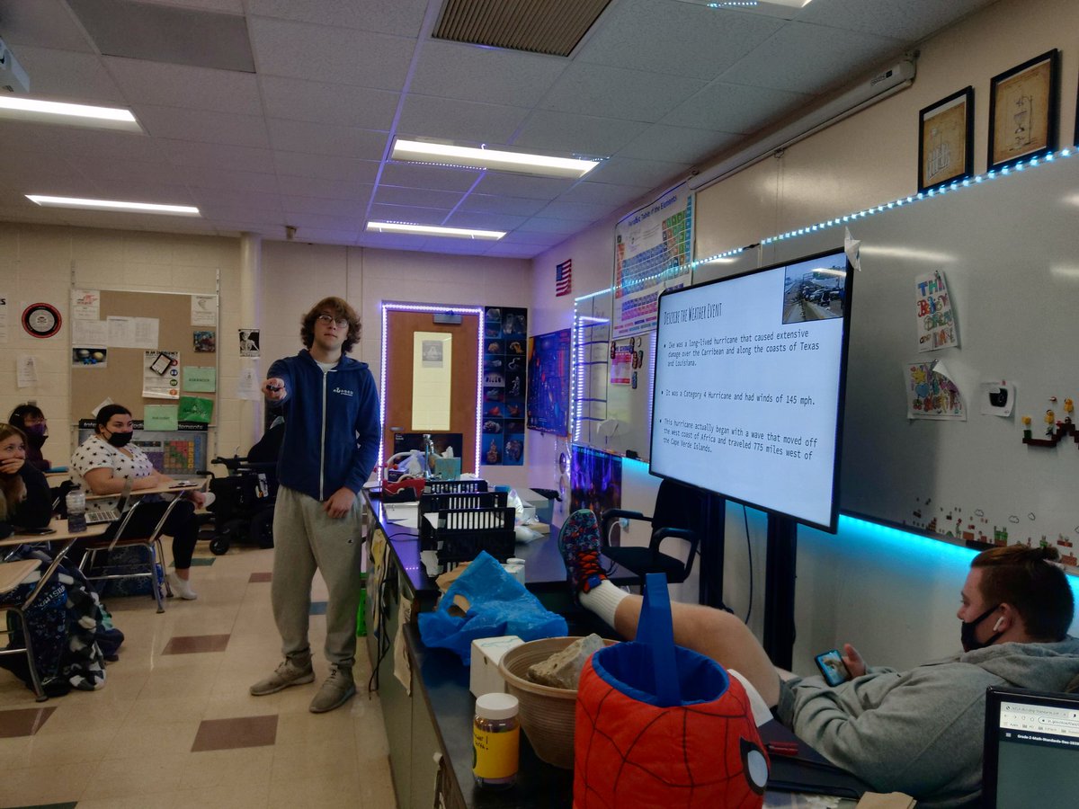 AskanderNPHS's tweet photo. Enjoying presentations over severe weather events in Earth Science. @VoelzJames @NPHS_Science @SouthernHancock #newpalproud #createextraordinary #nphssciencerocks https://t.co/wcSO23xz7n