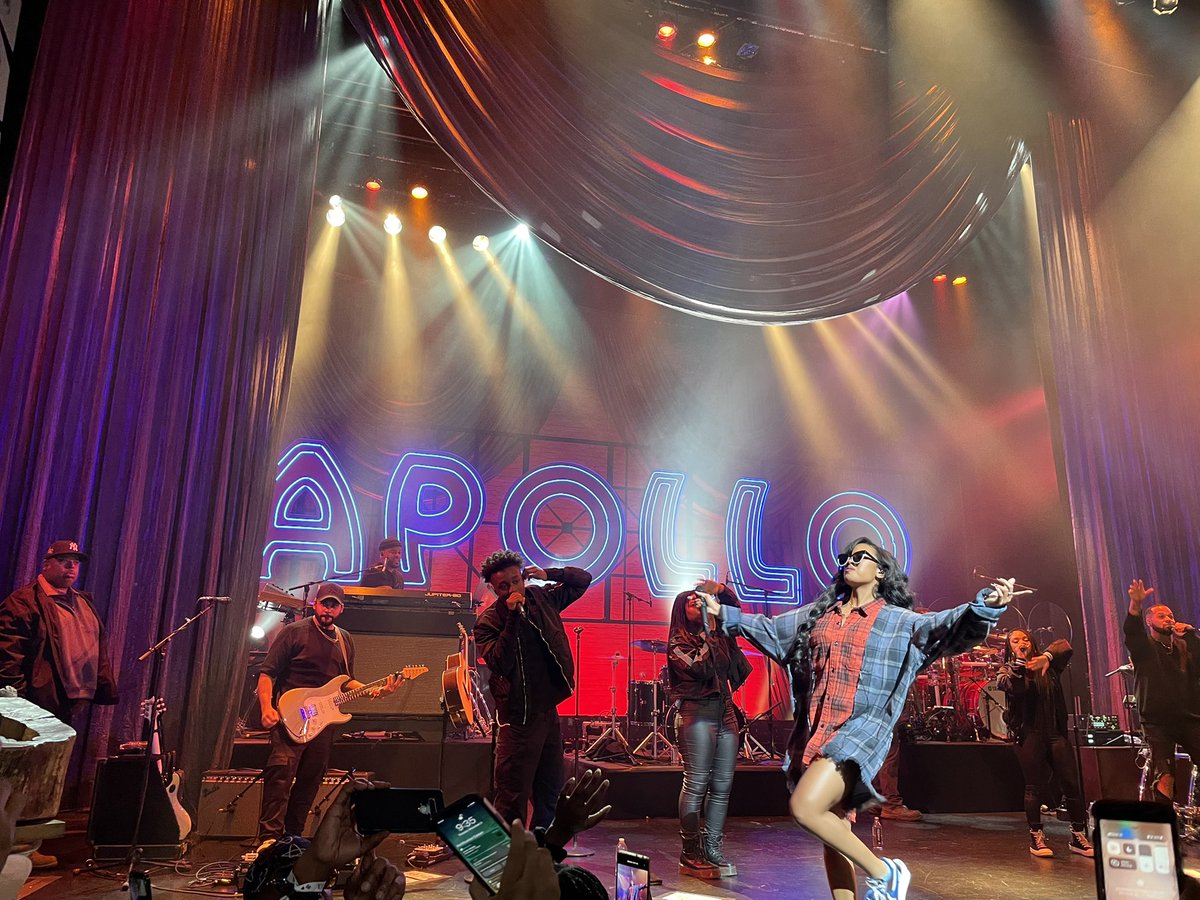 gabrielapiresny's tweet photo. @HERMusicx at the @ApolloTheater #bestnight 😄 Thanks! @SIRIUSXM @pandoramusic #smallstages #hermusic https://t.co/zCIsIfEIWX