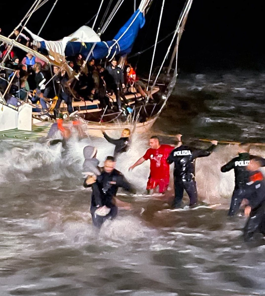 g_falcomata's tweet photo. È accaduto stanotte a Isola Capo Rizzuto, dove alcuni uomini della @poliziadistato hanno tratto in salvo 78 persone, tra le quali tanti bambini, da un barcone in balia delle onde. Persone che rischiano la loro vita per salvare altre persone. È questa la #Calabria migliore! https://t.co/LKL8MgOIsu