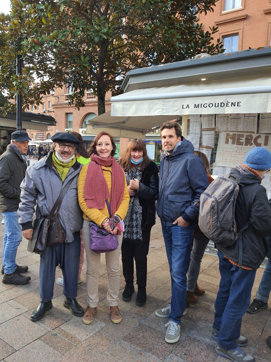 Nous étions au rassemblement autour du kiosque de Laure. 3484 signatures et pourtant une rupture surprenante et brutale de la médiation par mail. Laure n'arrive simplement pas à trouver un expert comptable pour régulariser sa situation. Nous allons recontacter le médiateur