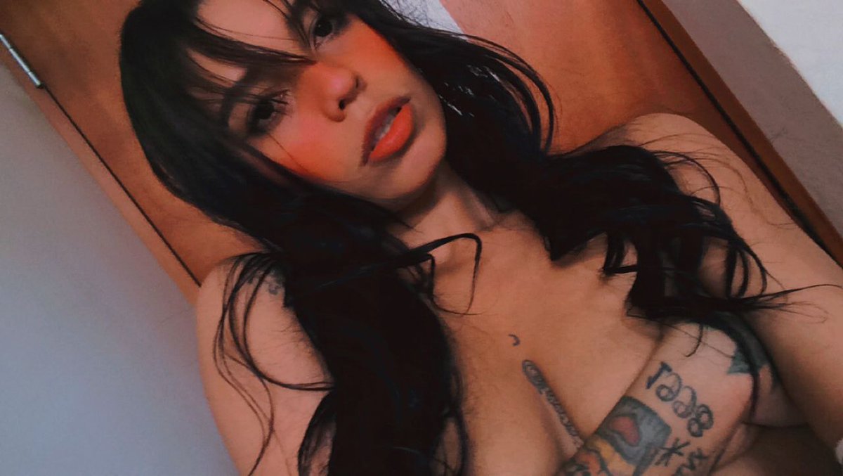 MichelleJnnr's tweet photo. Hey Guys! I'm now LIVE on @Stripchat. Come play with me! 😈 #stripmenow #stripchat #stripchatlive 👉 https://t.co/pOntl9aFdl https://t.co/DR9KEeuqdU