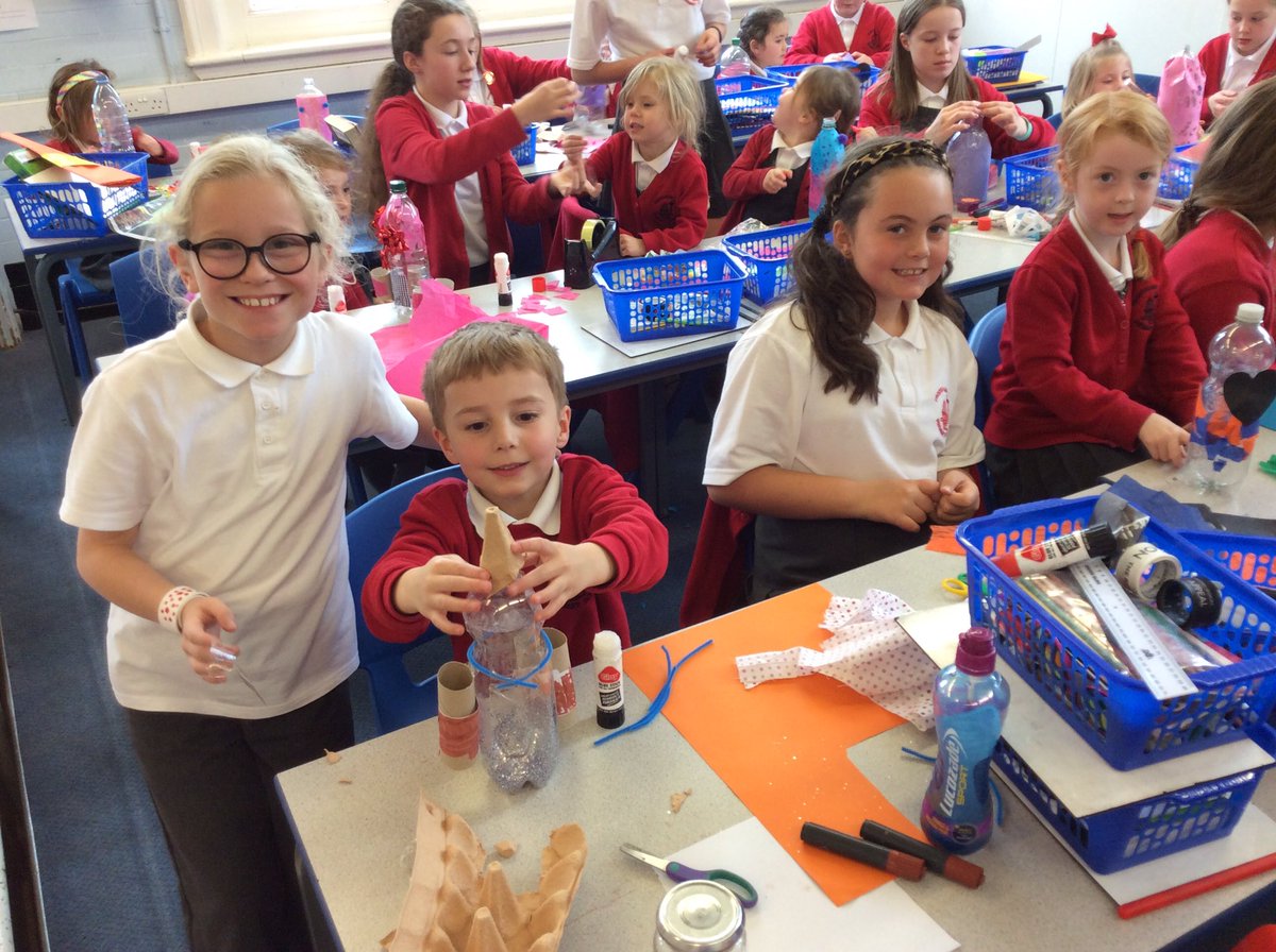 FrodshamCE's tweet photo. #Y6 & #reception 🚀 #bigbuddies #littlebuddies #flightsofpassage #watchthisspaceship https://t.co/0w9NeRpdW5