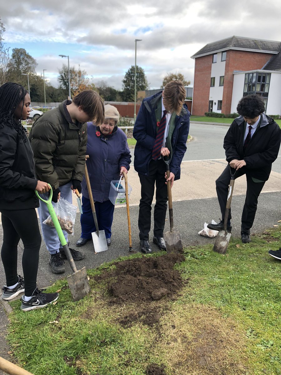 OsSchoolCA's tweet photo. Hard at work this afternoon with @OswestryIn chairwoman Betty Gull showing the students how to plant daffodils.
The residents at New Fairholme are looking forward seeing the flowers bloom this spring. https://t.co/RUeKgR0DWB