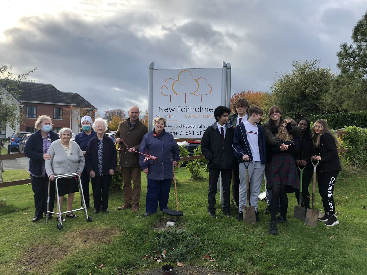 OsSchoolCA's tweet photo. Hard at work this afternoon with @OswestryIn chairwoman Betty Gull showing the students how to plant daffodils.
The residents at New Fairholme are looking forward seeing the flowers bloom this spring. https://t.co/RUeKgR0DWB