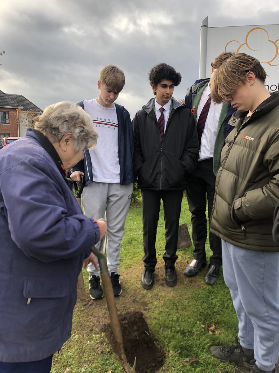 OsSchoolCA's tweet photo. Hard at work this afternoon with @OswestryIn chairwoman Betty Gull showing the students how to plant daffodils.
The residents at New Fairholme are looking forward seeing the flowers bloom this spring. https://t.co/RUeKgR0DWB