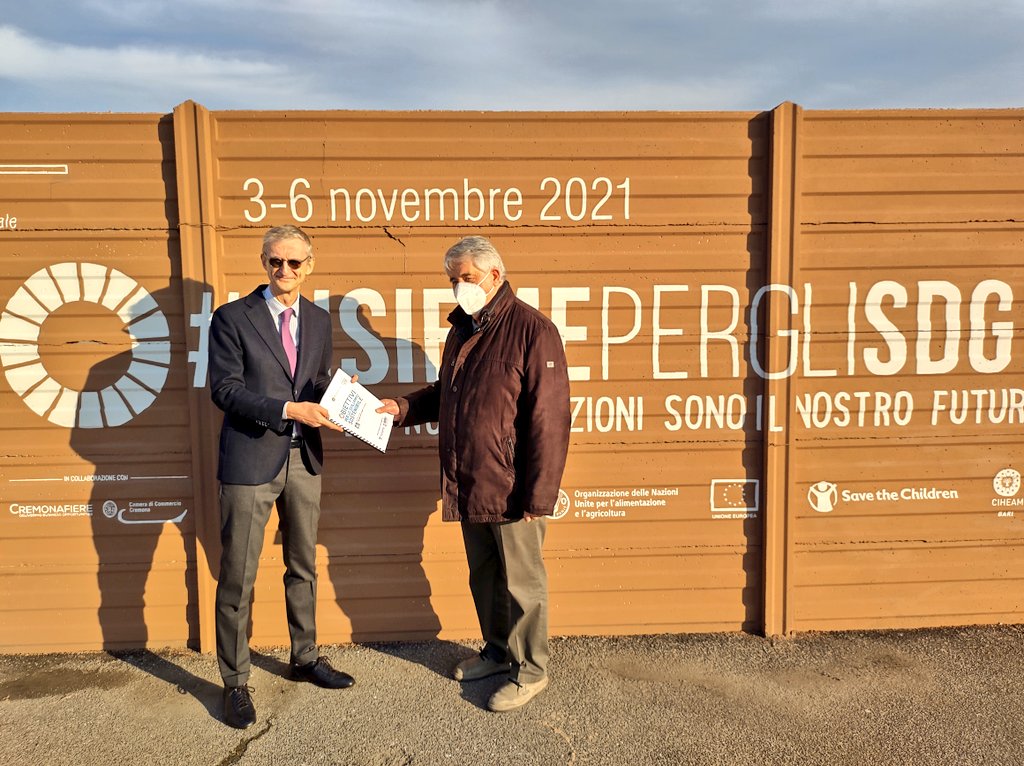 cooperazione_it's tweet photo. Consegna a Stefano Gatti @cooperazione_it del manuale sugli #SDG per una lettura facilitata e dinamica per persone con disabilità intellettiva e relazionale realizzato da #ANFASS Cremona e Ventaglio Blu.
Inclusività al centro dell'azione della #Coooerazioneaitaliana 🇮🇹. https://t.co/PIF6EO9Xle