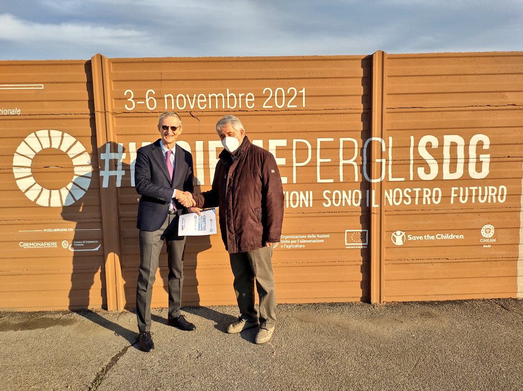 cooperazione_it's tweet photo. Consegna a Stefano Gatti @cooperazione_it del manuale sugli #SDG per una lettura facilitata e dinamica per persone con disabilità intellettiva e relazionale realizzato da #ANFASS Cremona e Ventaglio Blu.
Inclusività al centro dell'azione della #Coooerazioneaitaliana 🇮🇹. https://t.co/PIF6EO9Xle