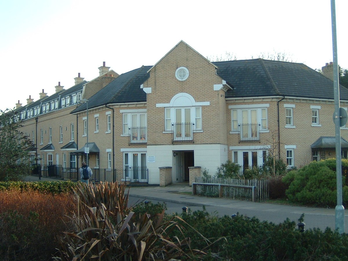 Beautifully presented furnished one bed apartment Available 10th December 2021  Rent £1095pcm  Holding payment: £252  Deposit: £1195
EER: 81B EIR: 79C         Council Tax Band B - £1499.86 2021/22