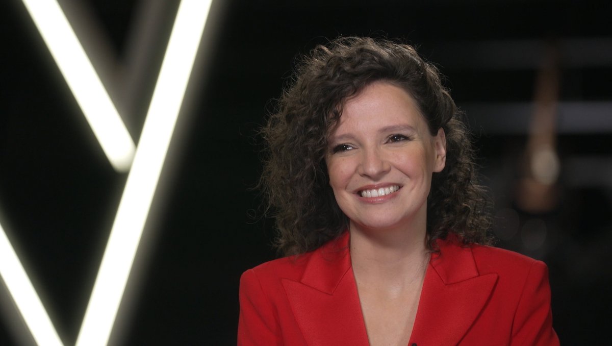 TF1Pro's tweet photo. Samedi 6/11 à 17h50 @TF1 #50mnInside

Portrait de la semaine par @nikosaliagas : @ANNESILAOFF

6 ans après son 1er @TheVoice_TF1 

Après plusieurs projets et des doutes sur sa carrière, elle revient gagnante @TheVoice_TF1 et conquérante avec un 3ème album studio : "A nos cœurs" https://t.co/PAkgXeFkUm