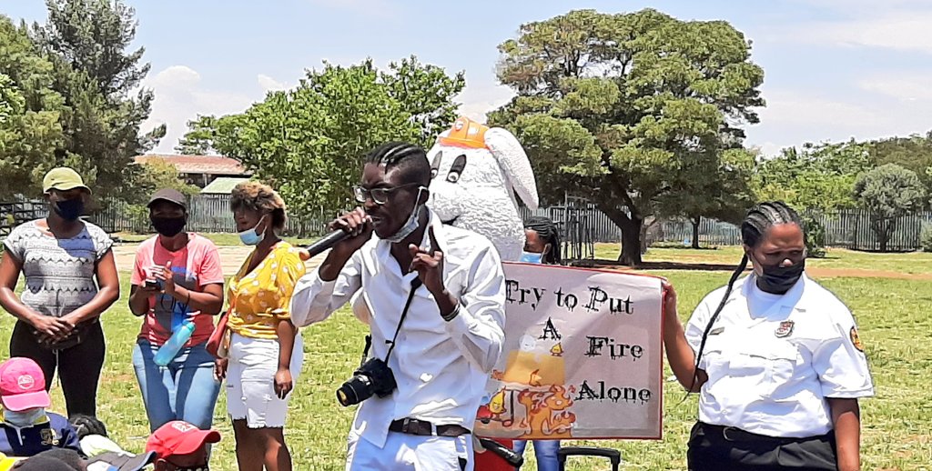 JoburgMPD's tweet photo. Today #JMPD officers joined #SAPS,@GP_CommSafety, @CityofJoburgEMS,@Netcare911_sa, @Fidelity_Secure &amp; various other stakeholders at Odin Primary School in Ennerdale south of Joburg for the #SaferSchools awareness campaign .
#WeServeJoburg https://t.co/Ra55U3CKIE