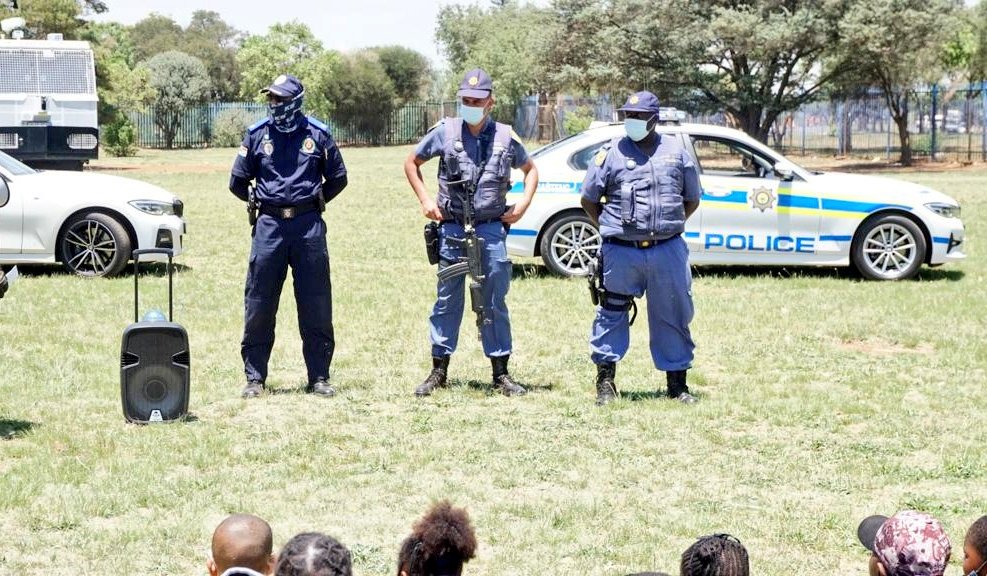 JoburgMPD's tweet photo. Today #JMPD officers joined #SAPS,@GP_CommSafety, @CityofJoburgEMS,@Netcare911_sa, @Fidelity_Secure &amp; various other stakeholders at Odin Primary School in Ennerdale south of Joburg for the #SaferSchools awareness campaign .
#WeServeJoburg https://t.co/Ra55U3CKIE