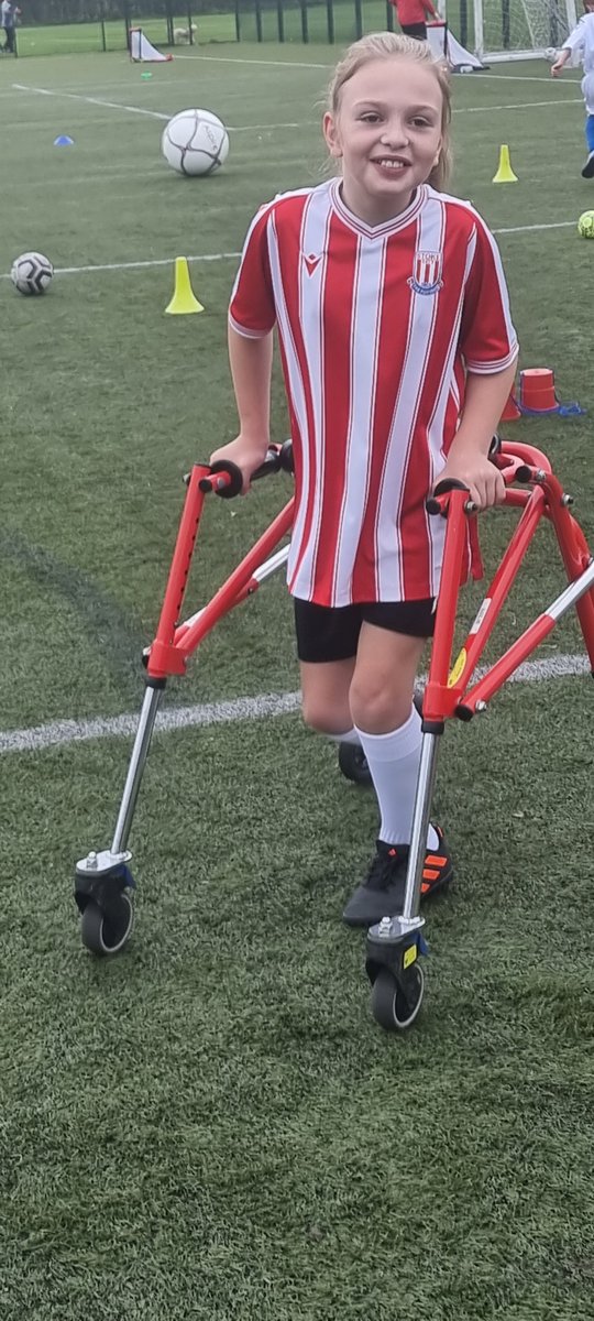 This is Quisha. This #INSPIRATIONAL young lady 💓 football ⚽️🧤🥅 and <a href="/stokecity/">Stoke City FC</a> 🔴⚪️

Due to fantastic opportunities from @scfc_community and #StokeCityCerebalPalsyFC she has been able to thrive, playing football with other children with CP but also at school with her peers 😌
