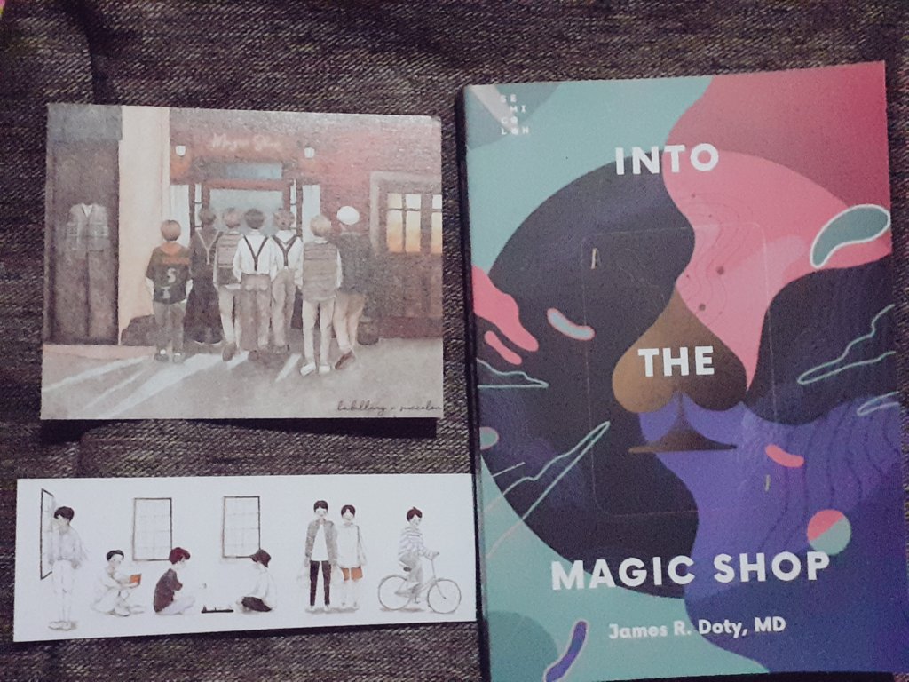 dithyrambos__'s tweet photo. Paket dateng tadi siang, bapak yang nerima, terus adek tau kalau isinya buku, buru-buru dibuka. Dan aku baru bangun.

Makasih @semicolonian ada postcard sama pembatas buku fan art lucu banget lagi...🥰 https://t.co/bWpYY1cHwA