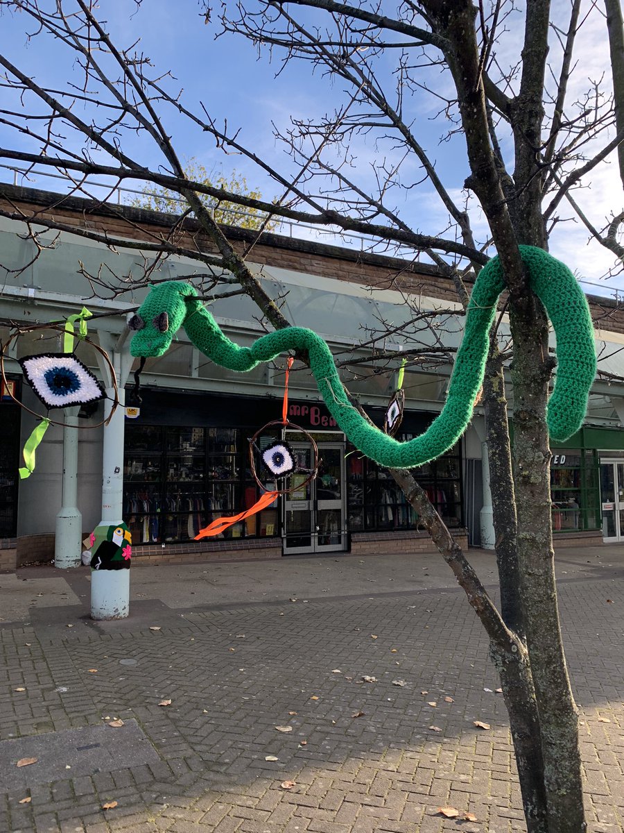 CraftingCOP26's tweet photo. #yarnbombing in Glasgow for #COP26 https://t.co/i8GLR9ZPAP