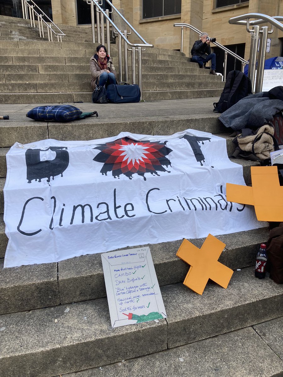 ASLTWScot's tweet photo. Discobedience 🕺💃🏼What an amazing action by our pals at @DivestSPF .They have all the moves to demand #DivestStrathclyde #StopFundingFossils #DivestNow Thanks for signing our #FlareToCop banner too ✊🏽🪧🤝💚 https://t.co/nTC1MeYt17