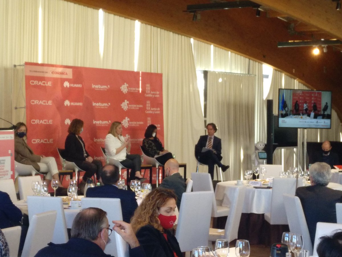 RD_pabvin's tweet photo. "Hay que desarrollar tecnología que sean un herramienta para mejorar y apoyar la relación entre las personas y el contacto humano, siempre integrando a los usuarios y a todo el ecosistema." @MIsabelBlanco en el #CongresoSSIT @clustersivi @CARTIFCT https://t.co/4eBH6EVCg0