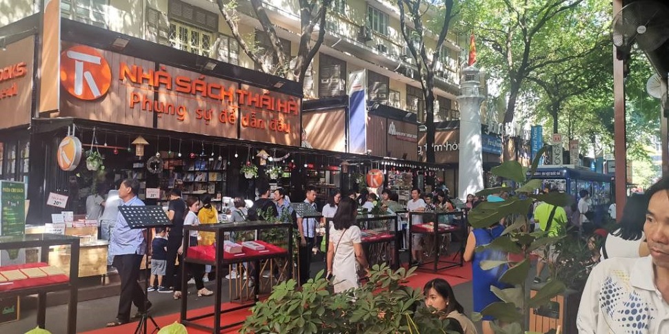 peuplesdumekong's tweet photo. Elle ne porte pas de nom célèbre et n’a pas d’histoire particulière : découvrez la rue aux livres de Saigon
https://t.co/XjSDN7H7V2 https://t.co/SywnAPmle3