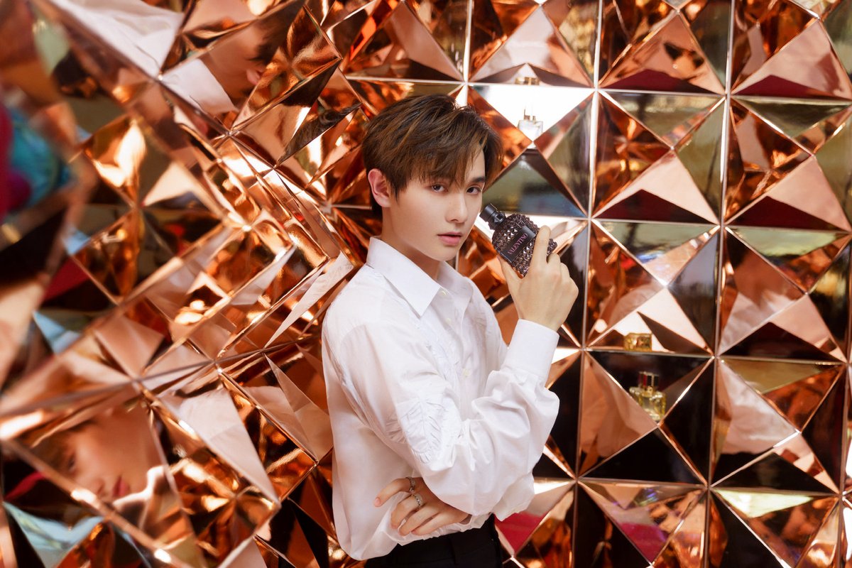 ตอกย้ำความปัง! การฉายเดี่ยวอีกงานของ “นาย-กรชิต บุญสถิต์ภักดี” ที่ได้รับเกียรติจากแบรนด์เครื่องสำอางระดับโลกอย่าง #Valentino เชิญไปออกงานเปิดตัวช็อปเครื่องสำอางสุดยิ่งใหญ่!

#INTO1Nine 
#นายท่านกรชิต #INTO1GaoQingchen #INTO1  #ValentinoBeautyxNine #高卿尘