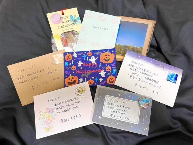 編集部さんからお手紙とお菓子を転送して頂きました!!!😭😭
本当にありがとうございます…!!大切に頂きます!あとイラストやコマ感想もありがとうございます😭
イラストかわいすぎるしそっくりだしで、開封した瞬間「アーーッッ❤️‍🔥」と声が出ました。 