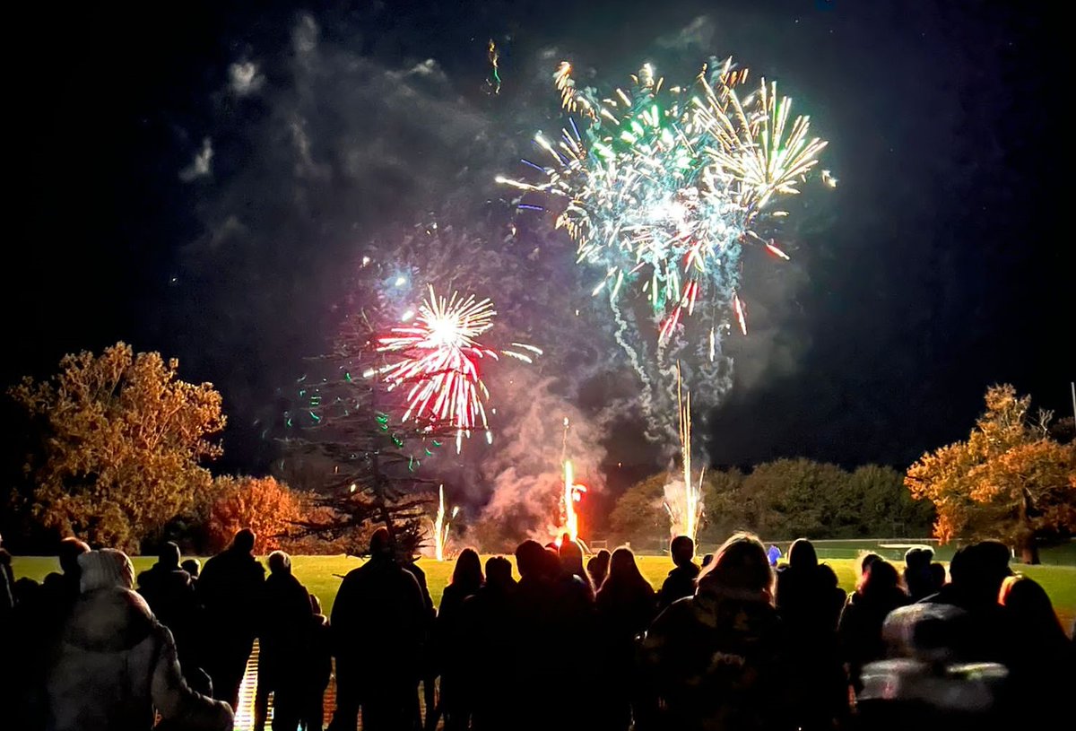 A huge thank you to our utterly fabulous Friends of Holmewood and our incredible Estates team for putting on a wonderful Fireworks Night. 🧨🎆🎇 #grateful #HolmewoodCommunity #FriendsOfHolmewood #OhWhatANight