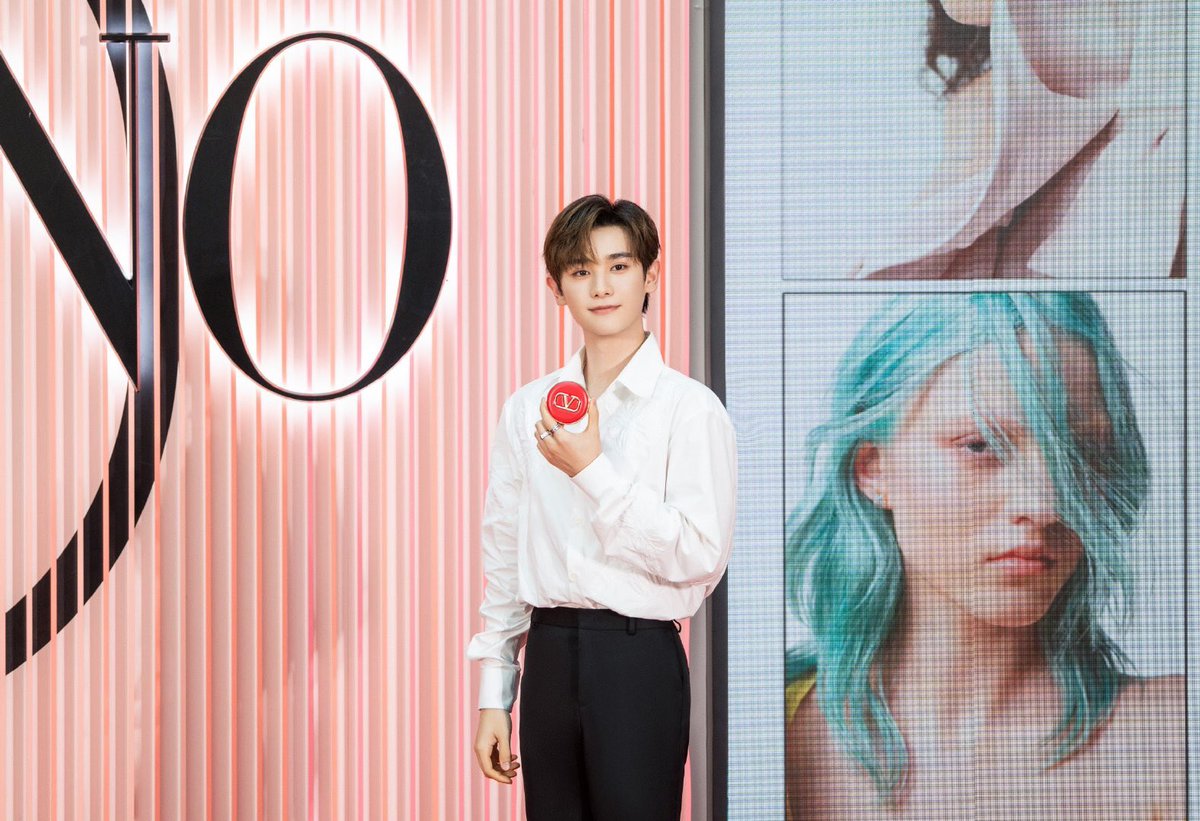 📍‘นาย-กรชิต’ INTO 1 ร่วมงานเปิดช็อปเครื่องสำอางของแบรนด์ระดับโลกอย่าง Valentino

งานนี้มาในเชิ๊ตขาว ลุคหล่อๆ ยิ้มหวานๆ ละมุนมากกก ใครไหวไปก่อนเลย ลุคนี้ดีมากจริง

FB: facebook.com/18814324088106…

Website: mellow975.mcot.net/article/1442/1…

#ValentinoBeautyxNine
#นายท่านกรชิต #INTO1GaoQingchen